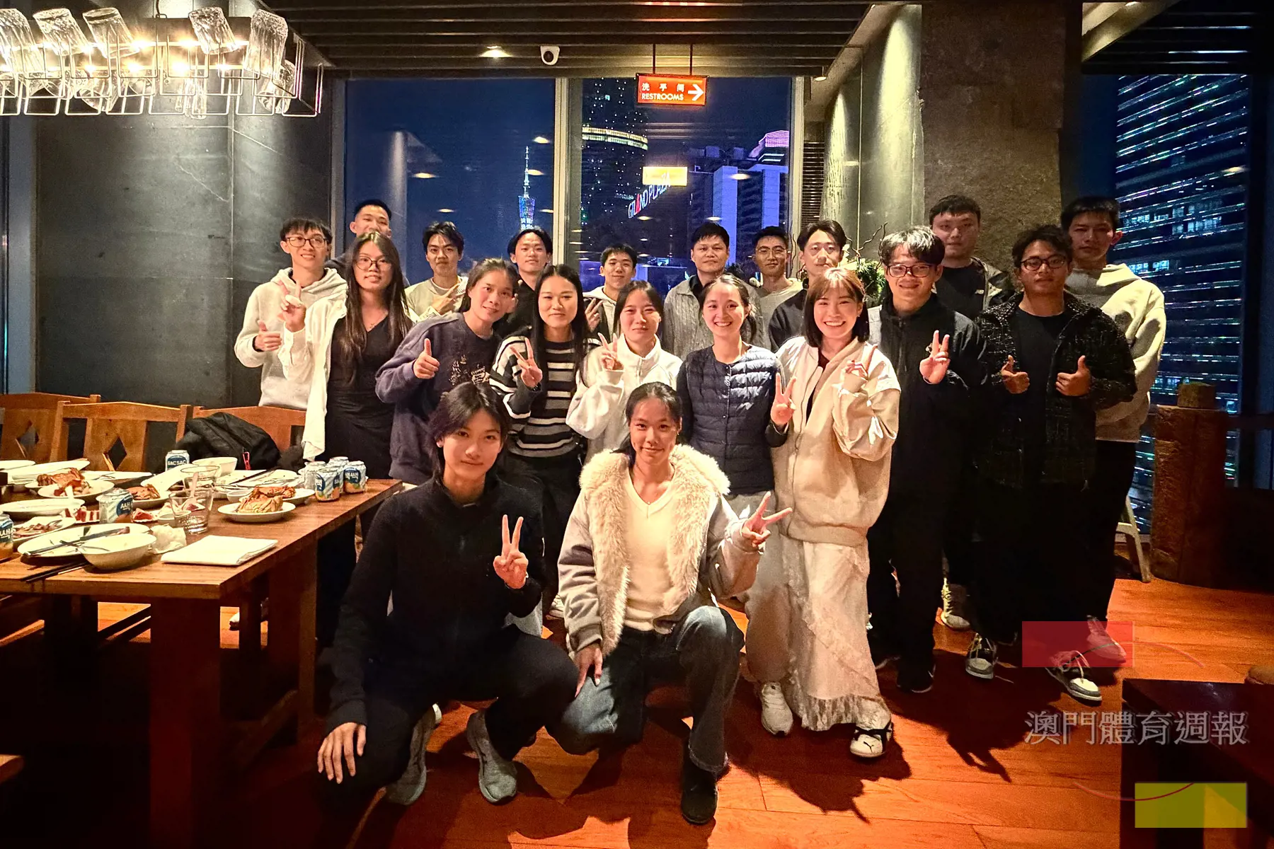 B6 因比賽及訓練錯過聖誕節及倒數活動的呂艷蘭在慶功宴上與暨大田徑隊隊友補祝盛事（受訪者提供）.jpg